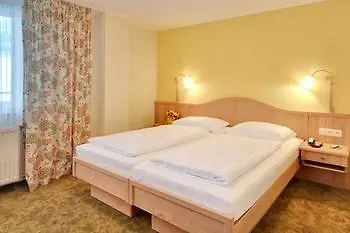 Otel Gruener Baum 4*